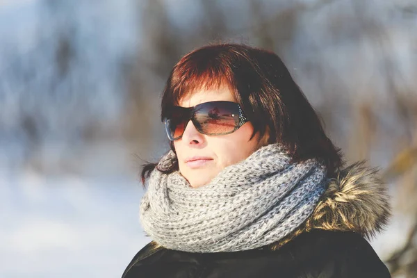 Žena se slunečními brýlemi bez make-upu v zimním období — Stock fotografie