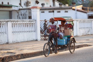 Geleneksel çekçek Bisiklet Toamasina Madagaskarlı halklar ile,