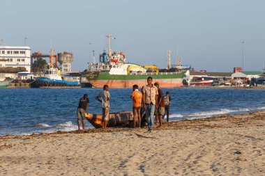 Madagaskar halklar Harbor sahilde dinlenme