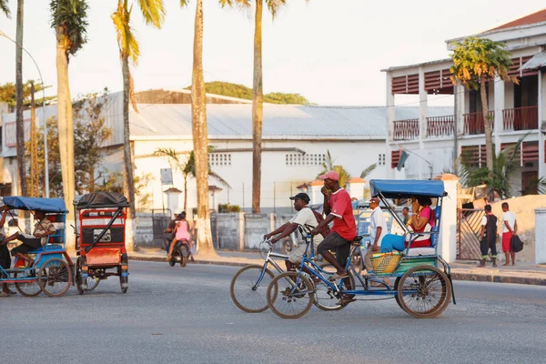 Traditional rickshaw bicycle with malagasy peoples in Toamasina, — Stock Photo, Image