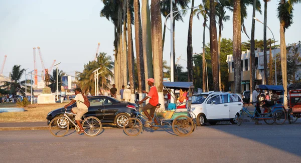 Traditional rickshaw bicycle with malagasy peoples in Toamasina, Madagascar — Stock Photo, Image