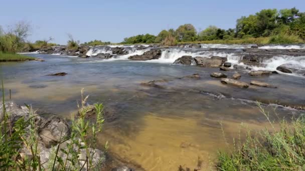Popa woda spada, Namibia, afryka bezdroża krajobraz — Wideo stockowe