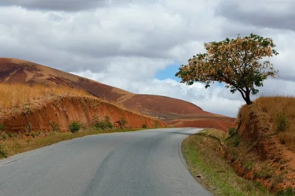 Strada attraverso Madagascar altopiano paesaggio di campagna . — Foto Stock