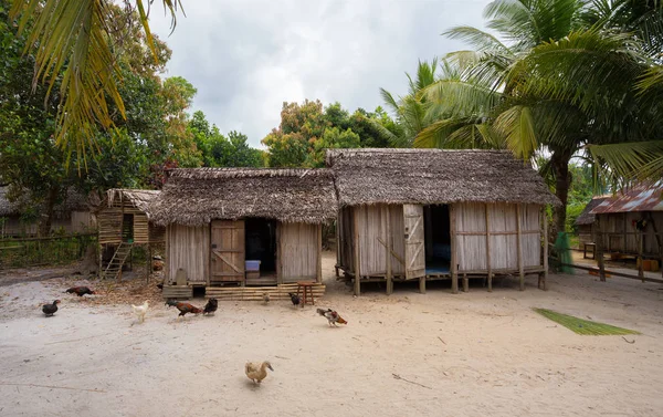 Cabañas malgaches africanas en la región de Maroantsetra, Madagascar — Foto de Stock