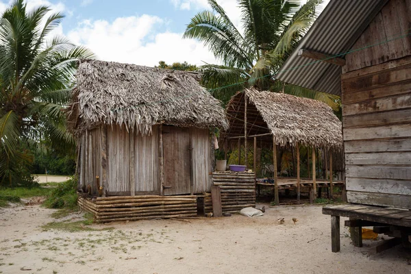 Afrikanska madagaskiska hyddor i Maroantsetra regionen, Madagaskar — Stockfoto