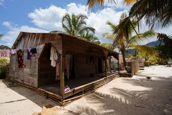 Afrikanska madagaskiska hyddor i Maroantsetra regionen, Madagaskar — Stockfoto