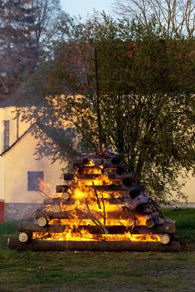 Velký oheň pálení čarodějnic — Stock fotografie