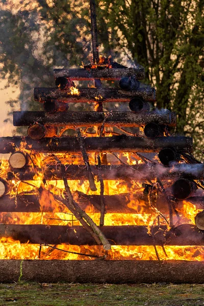 Großes Walpurgisnacht-Feuer — Stockfoto