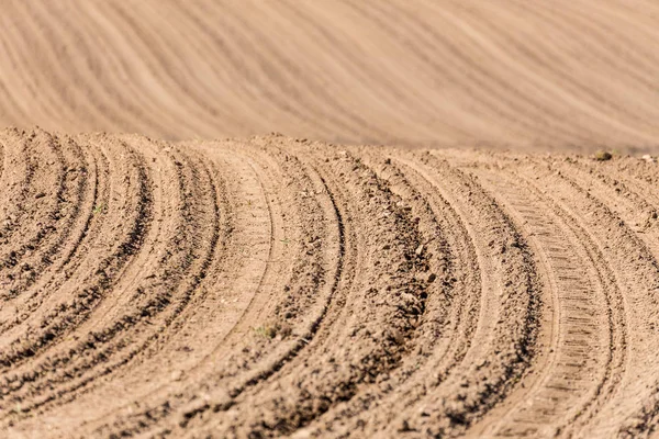 Lente geploegd veld curven — Stockfoto