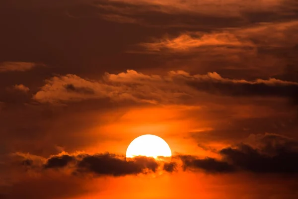 Por do sol com sol sobre as nuvens — Fotografia de Stock