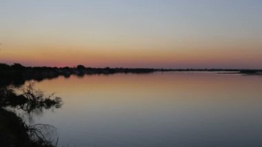 Zambezi Nehri üzerinde Afrika günbatımı