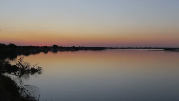 Afrikanska solnedgången på Zambezi-floden — Stockvideo