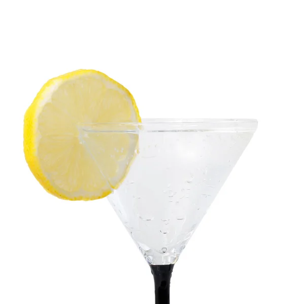 Свежий лимон в стакане с каплями воды — стоковое фото