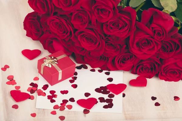 Small Valentine gift and red roses — Stock Photo, Image