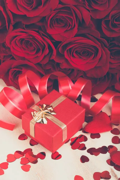 Regalo di San Valentino e rose rosse, tono di colore retrò — Foto Stock
