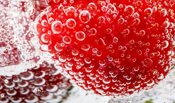 Fresa fresca en vaso con agua con gas —  Fotos de Stock