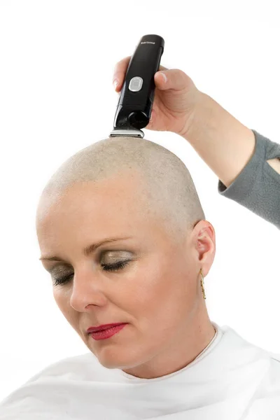 Beautiful iddle age woman cancer patient shaving hair — Stock Photo, Image