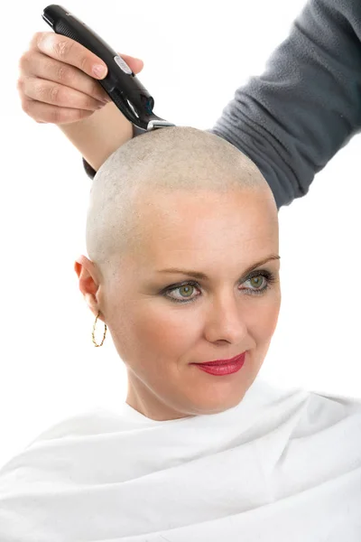 Όμορφη μέση ηλικία γυναίκα Καρκίνος ασθενών ξύρισμα μαλλιά — Φωτογραφία Αρχείου