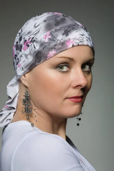 Belle femme d'âge moyen cancer patient portant le foulard — Photo