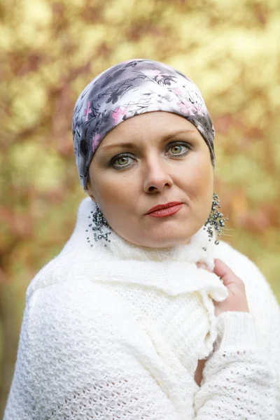 Bela meia idade mulher câncer paciente vestindo lenço de cabeça — Fotografia de Stock