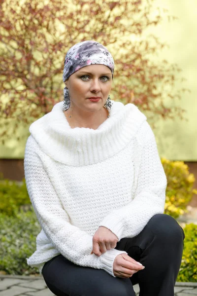 सुंदर मध्यम आयु की महिला कैंसर रोगी हेडस्कार्फ पहने हुए — स्टॉक फ़ोटो, इमेज