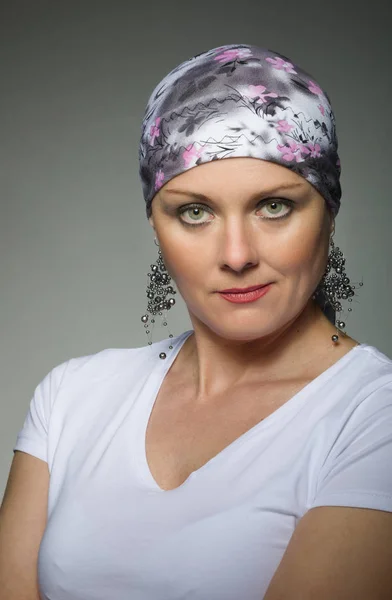 Hermosa mujer de mediana edad cáncer paciente con pañuelo en la cabeza — Foto de Stock