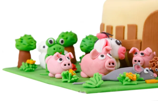 Doğum günü pastası ile çiftlik badem ezmesi hayvanları — Stok fotoğraf