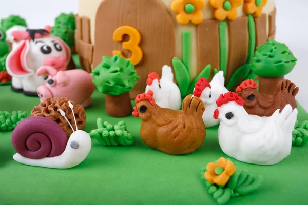 Bolo de aniversário com animais de maçapão fazenda — Fotografia de Stock