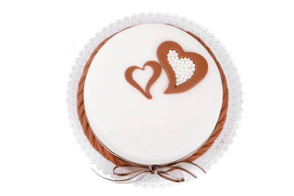 Torta d'amore di San Valentino con cuori isolati su bianco — Foto Stock