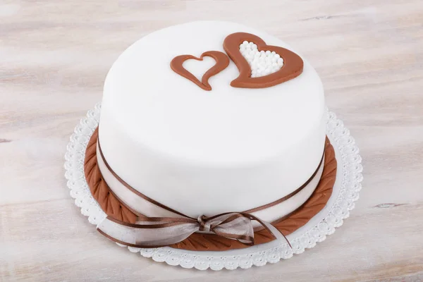 Valentine láska dort se srdíčky na dřevěné pozadí — Stock fotografie