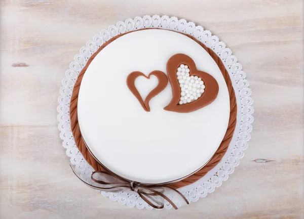 Bolo de amor dos namorados com corações no fundo de madeira — Fotografia de Stock