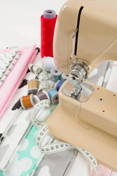 缝机、 织物和测量磁带 — 图库照片