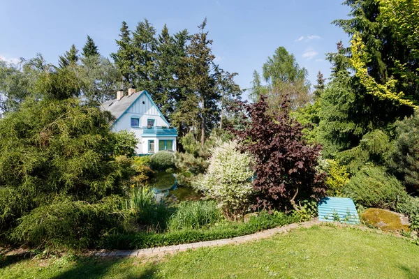 Mooi vakantiehuis in de lentetuin — Stockfoto