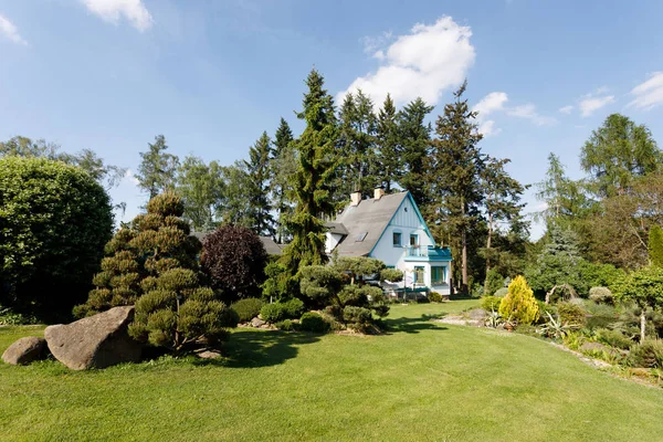 Schönes ländliches Haus im Frühlingsgarten — Stockfoto