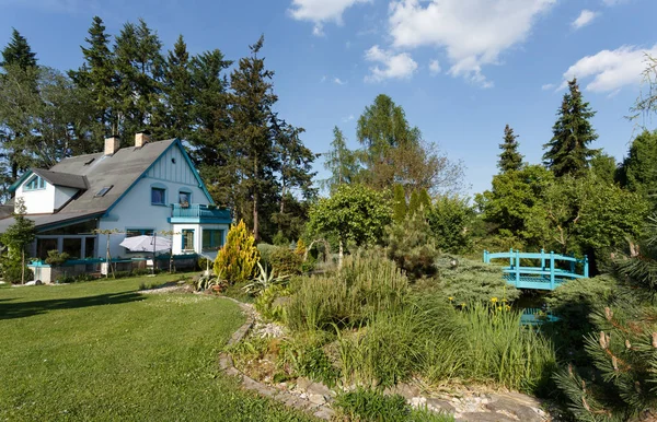 Mooi vakantiehuis in de lentetuin — Stockfoto