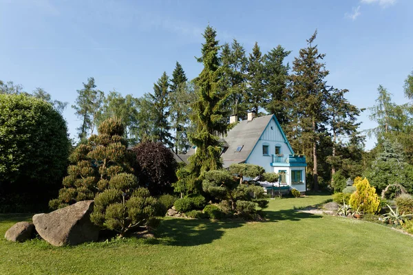 Mooi vakantiehuis in de lentetuin — Stockfoto
