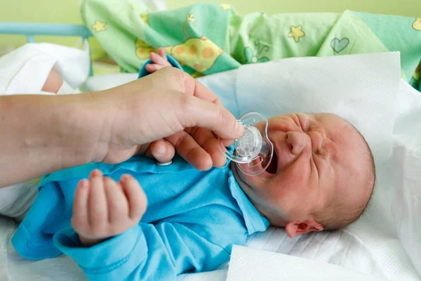 Crying newborn baby infant in the hospital — Stock Photo, Image