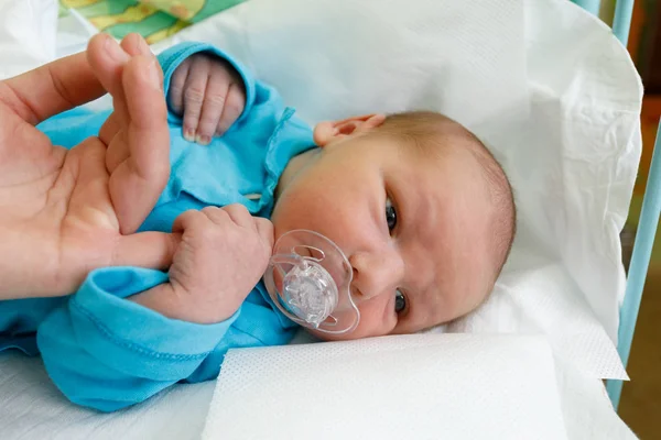 病院で新生児乳児 — ストック写真