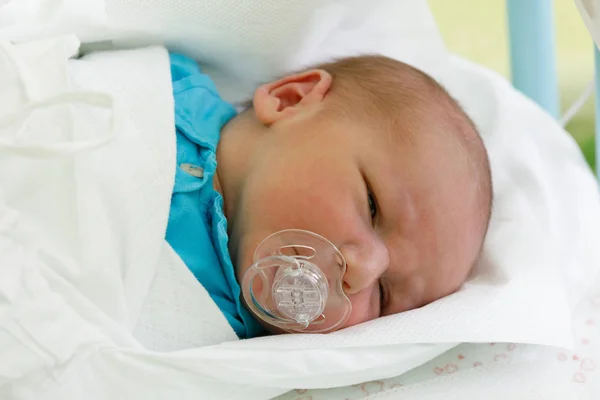 Newborn baby infant in the hospital — Stock Photo, Image