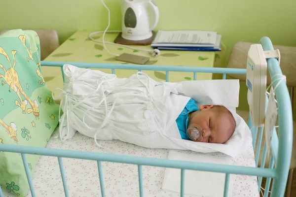 Newborn baby infant in the hospital — Stock Photo, Image