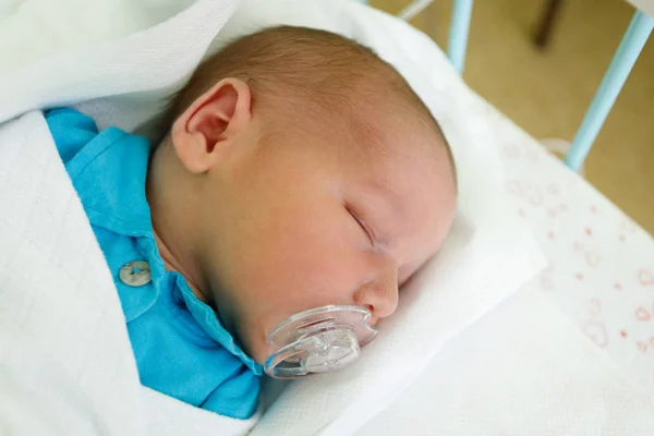 Newborn baby infant in the hospital — Stock Photo, Image