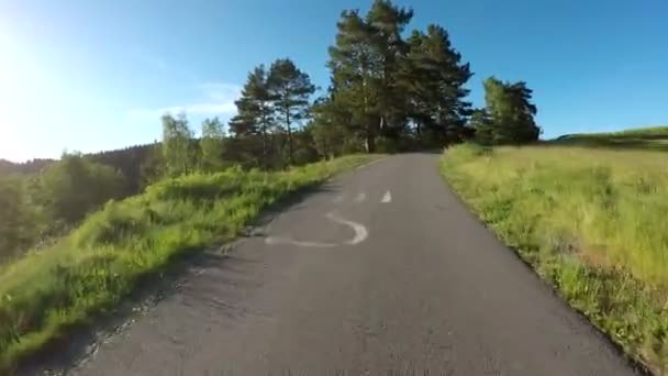 Carro dirigindo na primavera rural rural — Vídeo de Stock