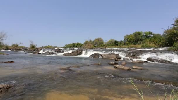 Famosa Popa cae en el río en Caprivi, norte de Namibia — Vídeo de stock