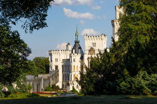 Чеська Республіка - білий замок Hluboka nad Vltavou — стокове фото