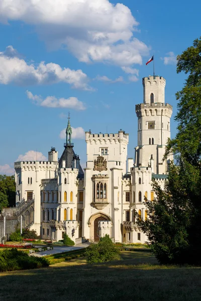 Чеська Республіка - білий замок Hluboka nad Vltavou — стокове фото