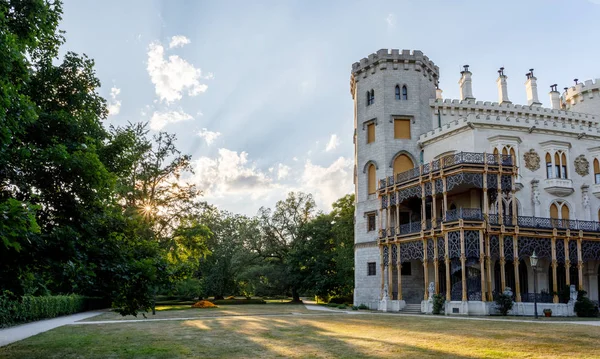 República Checa - castillo blanco Hluboka nad Vltavou — Foto de Stock