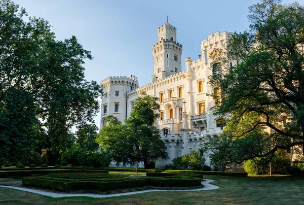 República Checa - castillo blanco Hluboka nad Vltavou — Foto de Stock
