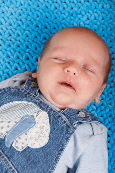 Bambino appena nato addormentato — Foto Stock