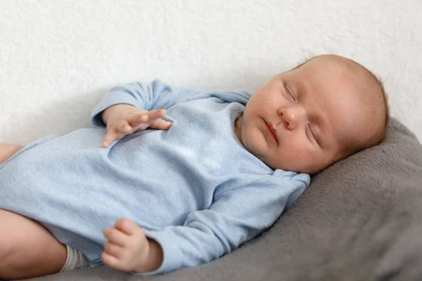 Bebé recién nacido dormido — Foto de Stock