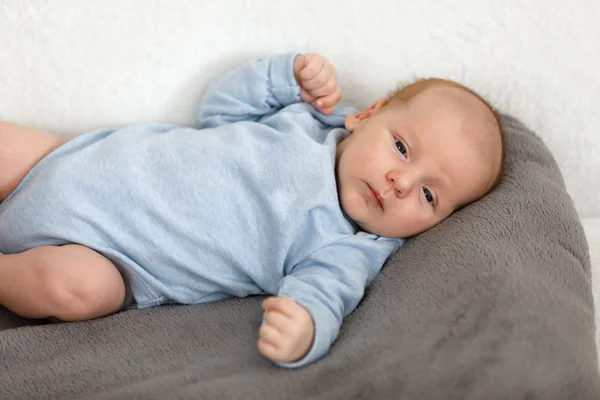 Looking newborn baby — Stock Photo, Image